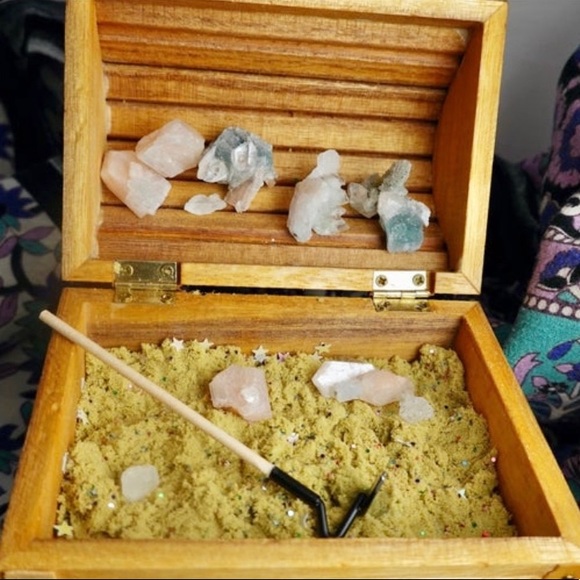 Treasure Chest of Crystals in Kinetic Sand - Picture 4 of 6